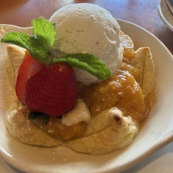 The Hudson - Peach cobbler for dessert was amazing! - Cocktail Bars Near Me - Sedona, Arizona