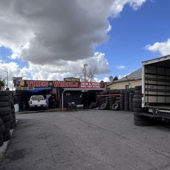 Juanito tires - Tenemos variedad de llantas usadas nuevas pares cinco Tires Set completos pregunten por sus Llantas aquí los ayudamos con gusto - Tires Near Me - Los Angeles, California Juanito tires - Tenemos variedad de llantas usadas nuevas pares cinco Tires Set completos pregunten por sus Llantas aquí los ayudamos con gusto - Tires Near Me - Los Angeles, California
