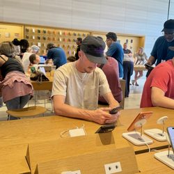 Apple Southlake Town Square - Big crowds, slow service