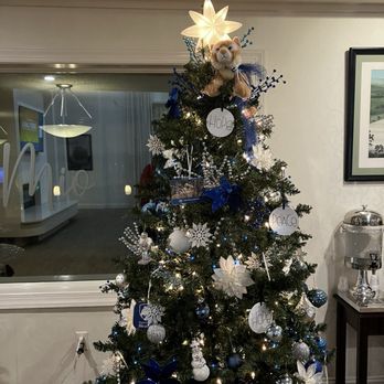 Penn Harris Hotel - Christmas Tree in the Lobby - Hotels Near Me - Camp Hill, Pennsylvania Penn Harris Hotel - Christmas Tree in the Lobby - Hotels Near Me - Camp Hill, Pennsylvania