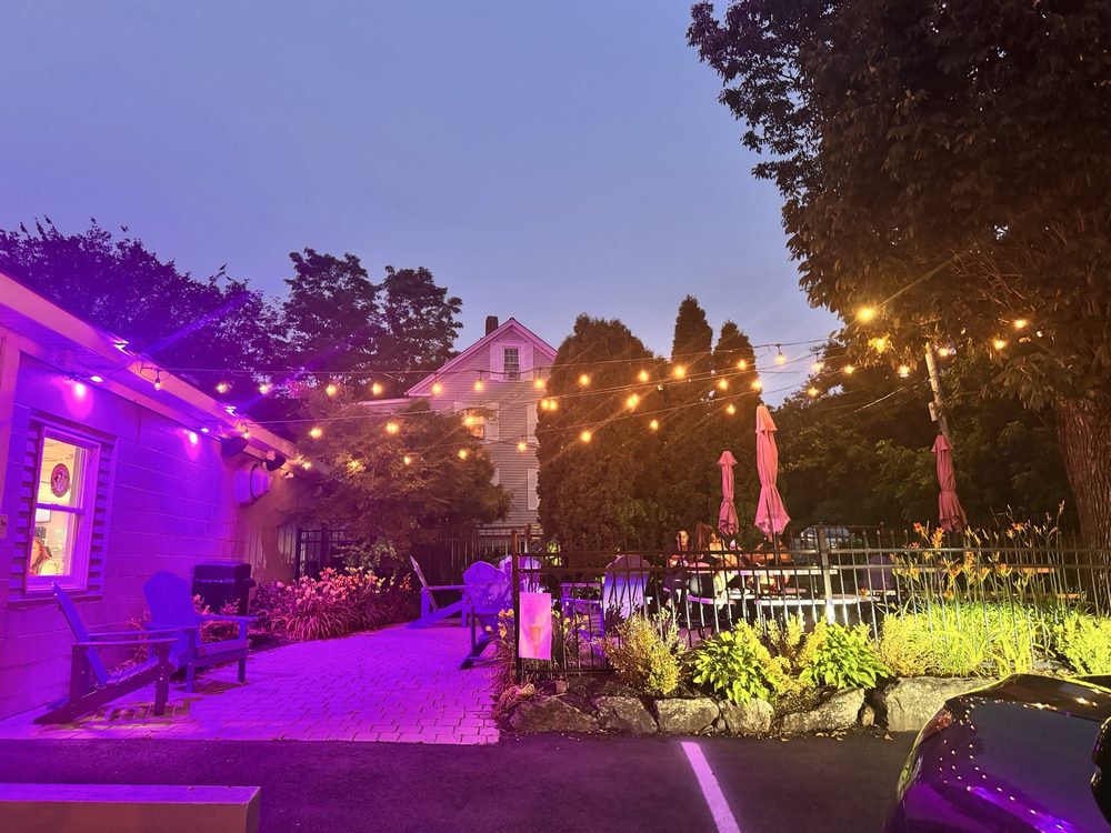 Apponaug Village Creamery Logo