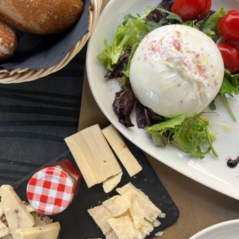 Terra Mia - Burrata and cheese board - Spanish Near Me - Barcelona, B Terra Mia - Burrata and cheese board - Spanish Near Me - Barcelona, B
