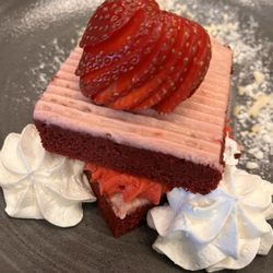Table 1912 - Red velvet cake