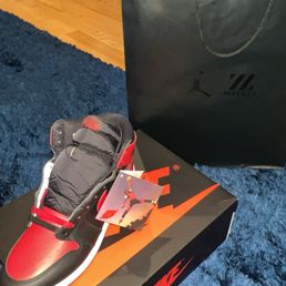 The Air Jordan retro 1s 1985 and the Succezz bag. The Air Jordan retro 1s 1985 and the Succezz bag.