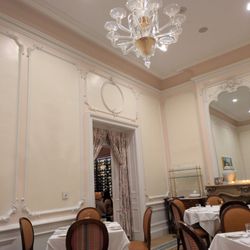 Grand smaller dining