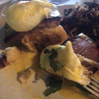 Tapester's Grill - Close-up shot of the eggs Benedict that I devoured - American Near Me - Houston, Texas