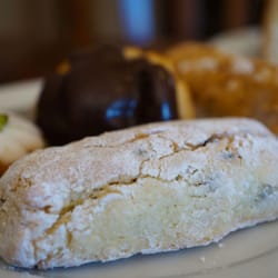 Pasticceria Papa Continental Cakes & Bread - Mandorla Al Cioccolato - Chocolate Chip Almond biscuit