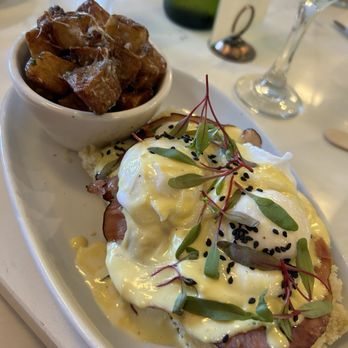Liberty Common - Eggs Benedict on a biscuit - Southern Near Me - Nashville, Tennessee