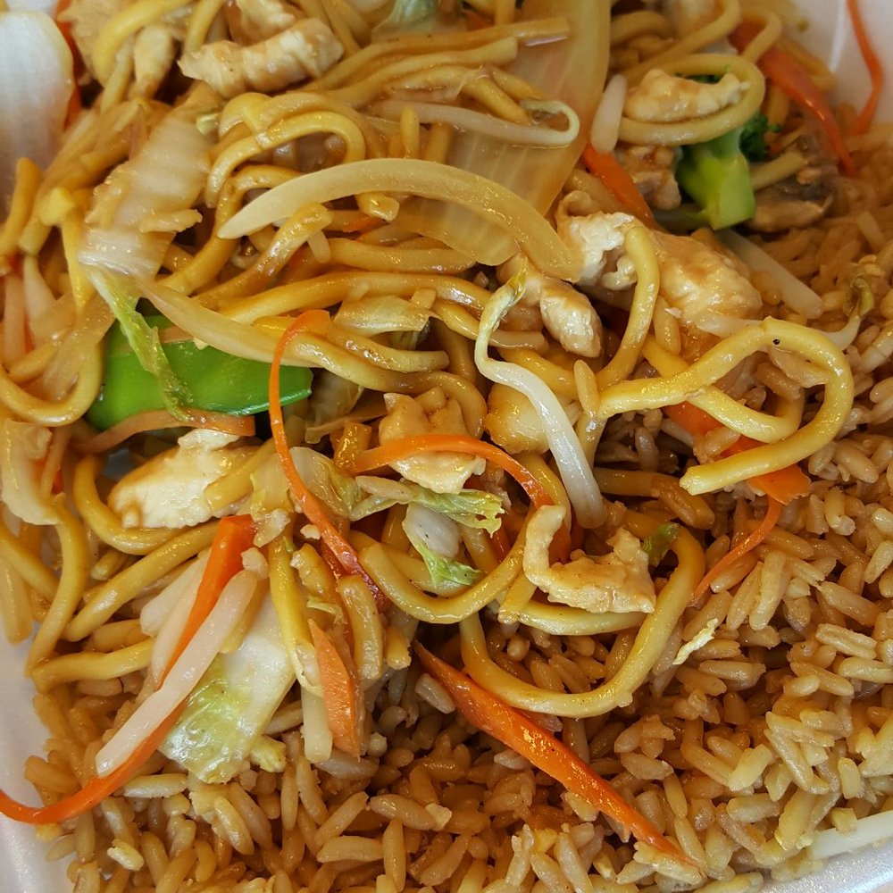 Chens Kitchen - Chicken lo mein - Asian Fusion Near Me - Fort Lauderdale, Florida Chens Kitchen - Chicken lo mein - Asian Fusion Near Me - Fort Lauderdale, Florida