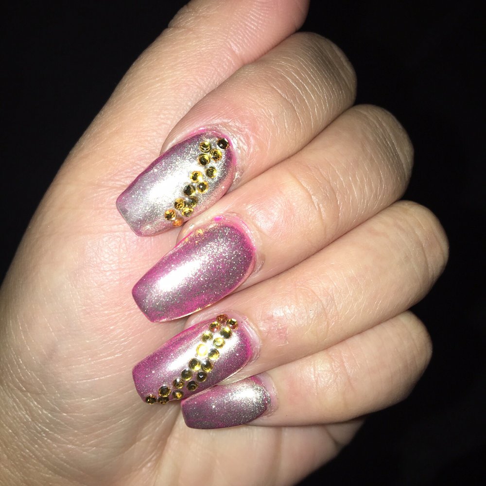 Looks Nothing like the chrome nail polish. Looks like she just put a bunch of glitter on top Looks Nothing like the chrome nail polish. Looks like she just put a bunch of glitter on top