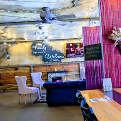 The Rustic Divide Restaurant - Waiting area/bar