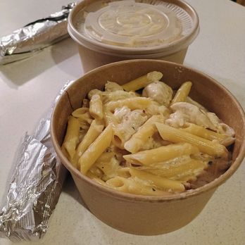 Gabby’s - Takeout chicken alfredo pasta with breadstick - Desserts Near Me - Mississauga, Ontario Gabby’s - Takeout chicken alfredo pasta with breadstick - Desserts Near Me - Mississauga, Ontario