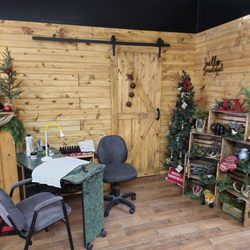 A Cut Above - Front Room Manicure Desk