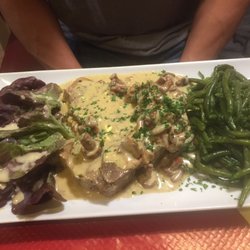 Le Central - Veal in butter sauce. Haricots verts but sad salad