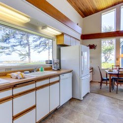 Vacasa - Bandon - Stay captivated by the ocean views while cooking any meal. vacasa.com/unit.php?UnitID=4908