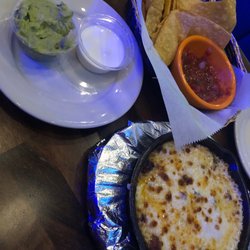 Queso fundido Y los nachos de la casa