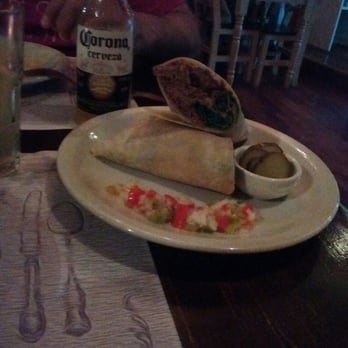 Catrina - Burrito con carne al vino, guacamole, queso brie (no lo encontramos) y rúcula. - Mexican Near Me - Buenos Aires, C