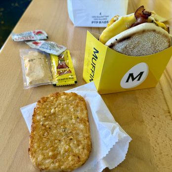 Muffin Can Stop Us - The Traditional American and a side of hash browns... all of it bland and disappointing. - Cafes Near Me - Studio City, California