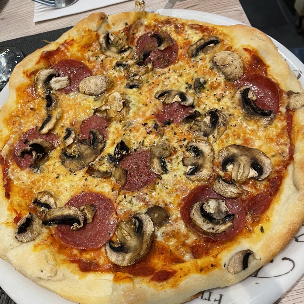 Pizzeria Pomodoro - Mushroom and salami pizza - soggy crust in the middle - Steakhouses Near Me - Cochem, RP