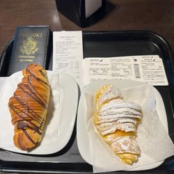 First Class Café - Chocolate and powdered croissant