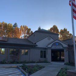 Reeve Woods Eye Center - Front door of Reeve Woods, 280 Cohasset Rd