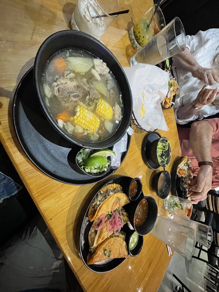 Lapoblanita Mexican Market Logo