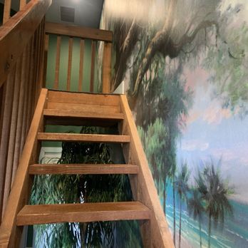 Chateau Avalon - Stairs - Hotels Near Me - Kansas City, Kansas