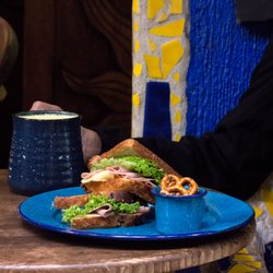 La Galería - Desayuno de sandwich de jamón de pavo con un delicioso matcha latte.