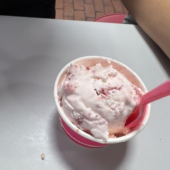La Michoacana Imperial - 1 scoop of Strawberry ice cream - Ice Cream & Frozen Yogurt Near Me - Whittier, California