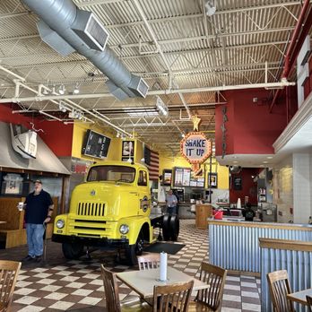 Fuddruckers - Burgers Near Me - Albuquerque, New Mexico
