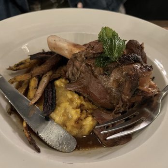 Common Restaurant - Carolina Lamb Shank - Cocktail Bars Near Me - Savannah, Georgia Common Restaurant - Carolina Lamb Shank - Cocktail Bars Near Me - Savannah, Georgia