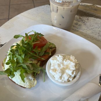 Veskolini Cafe - Avocado egg toast and iced caramel latte - Desserts Near Me - Dunedin, Florida