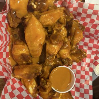 Hobie's Sports Den - Romeo wings - Sports Bars Near Me - Plattsburgh, New York