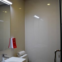 Red Planet Amorsolo - Bathroom