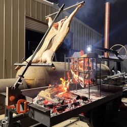 Open fire whole hog cooking