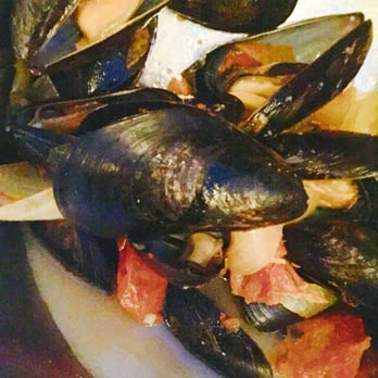 Café Benelux - Mussels with very little broth!  The best part of this dish.  THAT is the purpose of the baguette! - Belgian Near Me - Milwaukee, Wisconsin