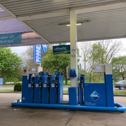 Aral - View of the pumps facing the street
