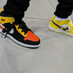 Kids Foot Locker - Sold! Buying! Doing happy dance! \(^_^)/