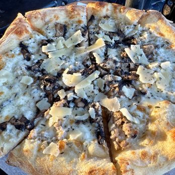 Robert Renzoni Vineyards - R&R pizza - Wineries Near Me - Temecula, California