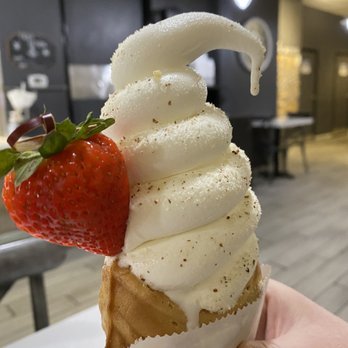 Snowtime - Vanilla with strawberry and almonds (Nutella filling) - Coffee & Tea Near Me - Chandler, Arizona Snowtime - Vanilla with strawberry and almonds (Nutella filling) - Coffee & Tea Near Me - Chandler, Arizona