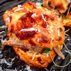 Puro - Pão de queijo com pernil.