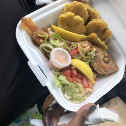 Señor Carrucho - Chillo con plátano, limón, una salsa y ensalada/ Red Snapper with plantain, lemon, a sauce and salad