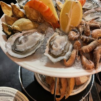 Les Antiquaires - Chilled seafood tower. This was the least expensive one and it was a wonderful selection and delicious! - Bistros Near Me - Paris, 75