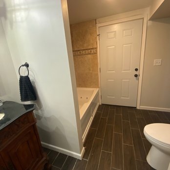Upside-Down Remodeling - New bathroom floor with new bathtub tile. - Tiling Near Me Upside-Down Remodeling - New bathroom floor with new bathtub tile. - Tiling Near Me