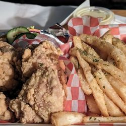 Hodadak - 6 x morceaux de poulet frits avec frites.