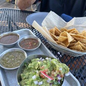 Comida - Guacamole & salsas were fabulous with the firmer chips that I love - Mexican Near Me - Evanston, Illinois