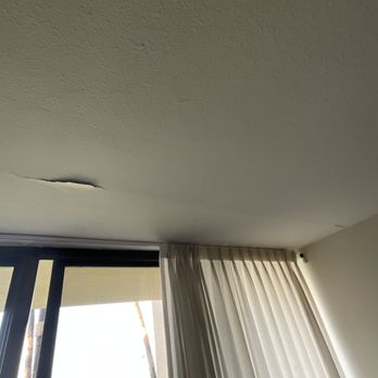Maui Sugar Beach Condos - Peeling paint on ceiling - Hotels Near Me - Kihei, Hawaii Maui Sugar Beach Condos - Peeling paint on ceiling - Hotels Near Me - Kihei, Hawaii