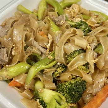 Bangkok Restaurant - Beef Pad See-ew - Thai Near Me - Stockton, California