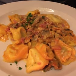 Da Giorio - Tortellini sauce tomate, lardons, champignons et crème