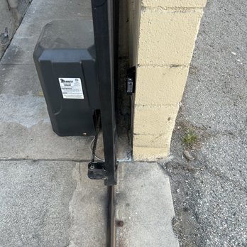 Roso Masonry and Concrete work - My gate after Avi from Russo Gates services fixed it. - Fences & Gates Near Me - Santa Monica, California Roso Masonry and Concrete work - My gate after Avi from Russo Gates services fixed it. - Fences & Gates Near Me - Santa Monica, California